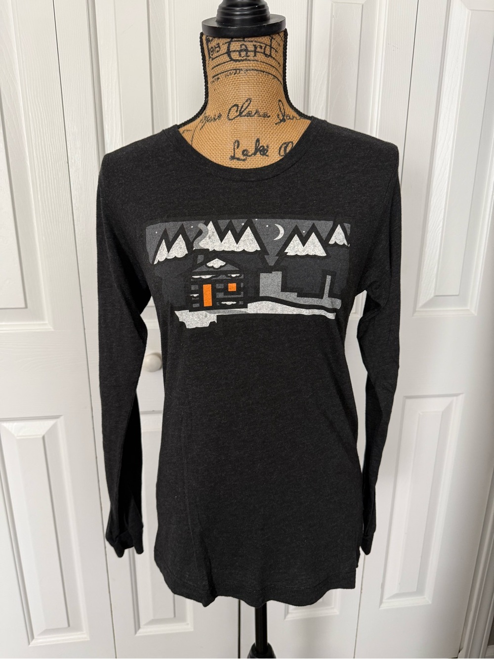 5518 Dark Gray Crewneck Graphic Long Sleeve Tee with Mountain Cabin Motif